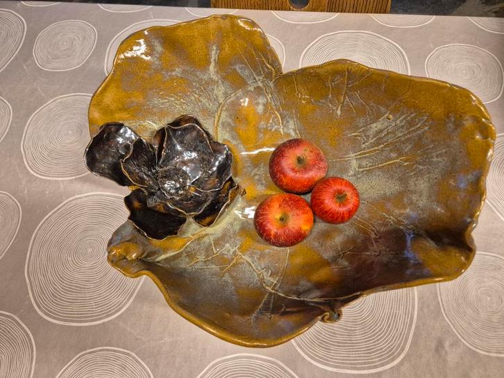 handgedraaide keramiek potjes en één schaal met bloem., Huis en Inrichting, Woonaccessoires | Schalen en Manden, Nieuw, Schaal