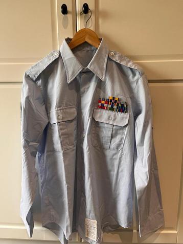 Militair uniform beschikbaar voor biedingen