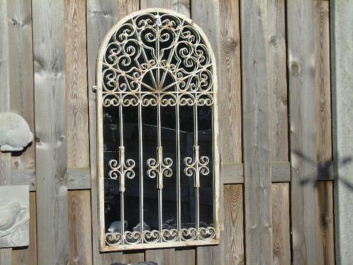 antieke wit gepatineerde smeedijzeren raamspiegel..., Tuin en Terras, Tuinwanddecoratie, Nieuw, Ophalen