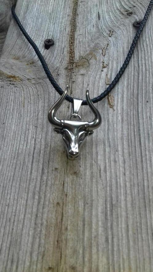 NIEUW Mooie halsketting stier, omtr 60 cm, hanger 3.8 x 3 cm, Handtassen en Accessoires, Kettingen, Nieuw, Zilver, Met hanger