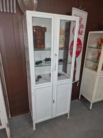 oude vintage vitrine doktor apothekers medicijnkast  beschikbaar voor biedingen