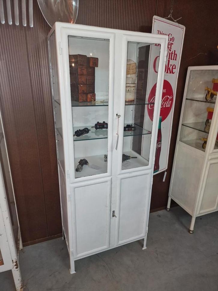oude vintage vitrine doktor apothekers medicijnkast, Huis en Inrichting, Kasten | Vitrinekasten, Gebruikt, 150 tot 200 cm, 50 tot 100 cm