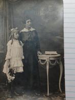 Oude foto moeder en kind en in rechterbovenhoek foto van man, Collections, Photos & Gravures, Photo, Enfant, Utilisé, Enlèvement ou Envoi