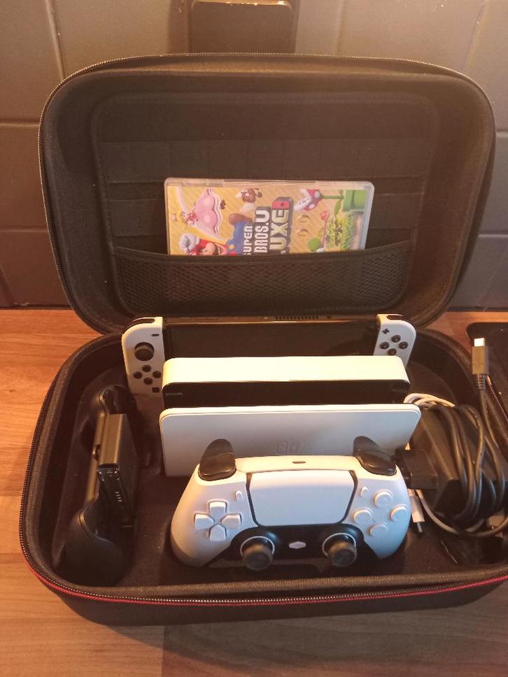 Nintendo Switch Oled plus Mario Bros Deluxe en toebehoren, Games en Spelcomputers, Spelcomputers | Nintendo Switch, Switch OLED