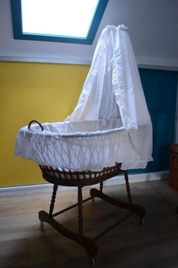 Berceau vintage à roulettes pour bébé ou présentoir