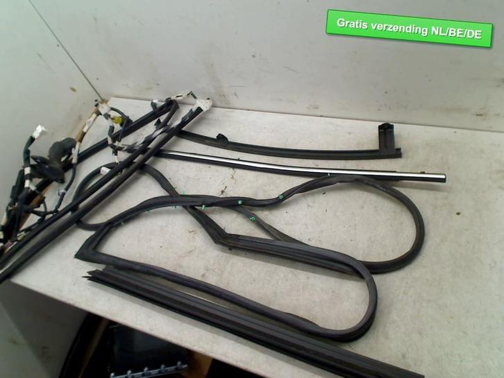 PORTIERRUBBER RECHTS VOOR lijsten Toyota C-HR (X1,X5), Auto-onderdelen, Overige Auto-onderdelen, Toyota, Gebruikt