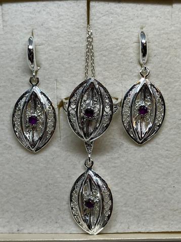 Zilveren set met robijnen (oorbellen hanger en ring), Enlèvement ou Envoi, Avec pierre précieuse, Argent, Neuf