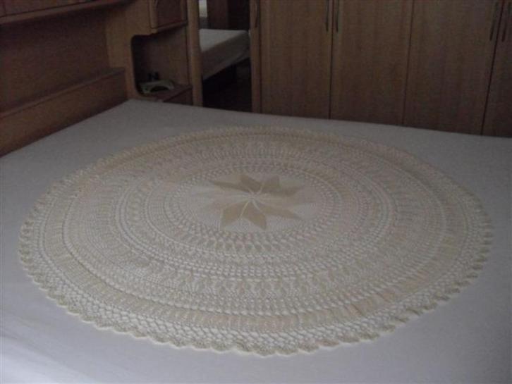 Handgemaakt rond tafelkleed en sierlapjes NIEUW, Huis en Inrichting, Tafelkleden, Nieuw, Rond, Binnen, Ophalen of Verzenden