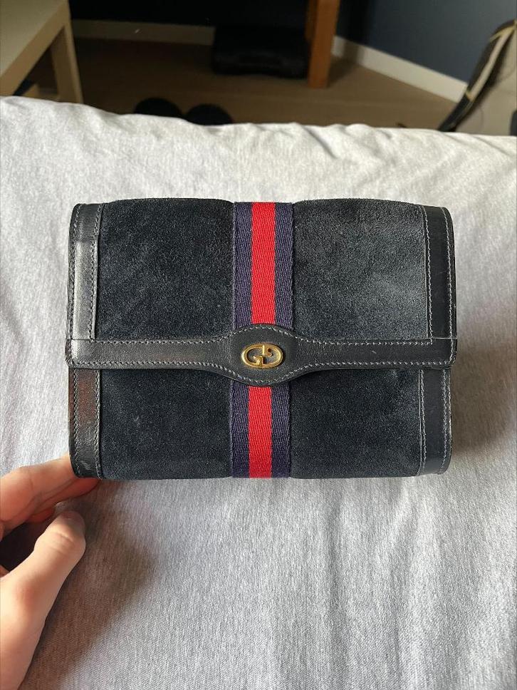 Vintage Gucci Parfums navy suède “web stripe” cosmetic bag, Handtassen en Accessoires, Beautycases, Gebruikt, Softcase, Blauw