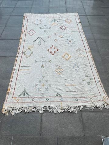 TRÈS BEAU TAPIS BERBÈRE TISSÉ À LA MAIN.  beschikbaar voor biedingen