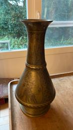 Vase en laiton ancien