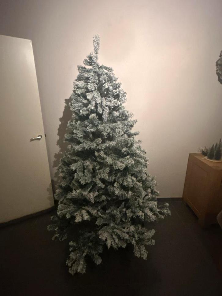 Kunstkerstboom met sneeuw - compleet, Diversen, Kerst, Zo goed als nieuw, Ophalen
