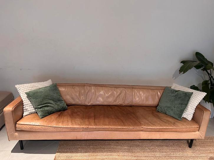 Furnified Bank - Gordon - Leer - Cognac - 4-zits, Maison & Meubles, Accessoires pour la Maison | Étagères murales & Rayons de bibliothèque