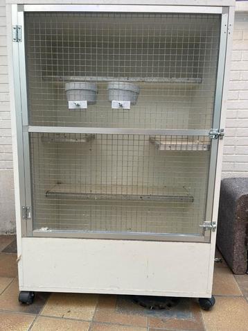 Vogelkooi beschikbaar voor biedingen
