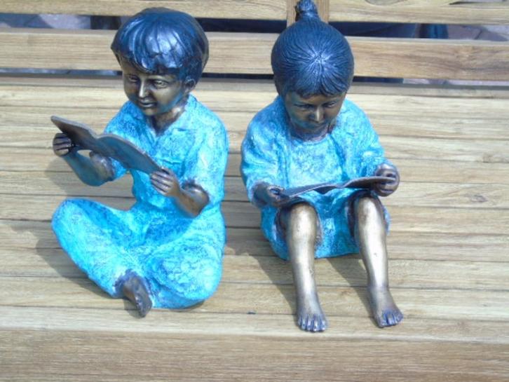 Standbeeld van een jongen zittend aan het boek in brons..., Tuin en Terras, Tuinbeelden, Nieuw, Overige typen, Overige materialen