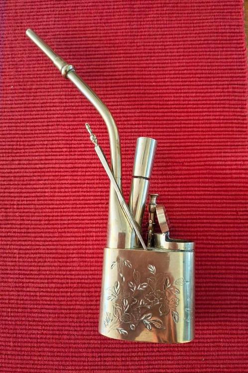 Pipe à Opium laiton orné de motifs floraux., Verzamelen, Rookartikelen, Aanstekers en Luciferdoosjes, Gebruikt, Ophalen of Verzenden