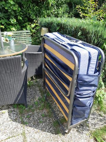 Stevig en Degelijk opklapbed voor thuis of camping. beschikbaar voor biedingen