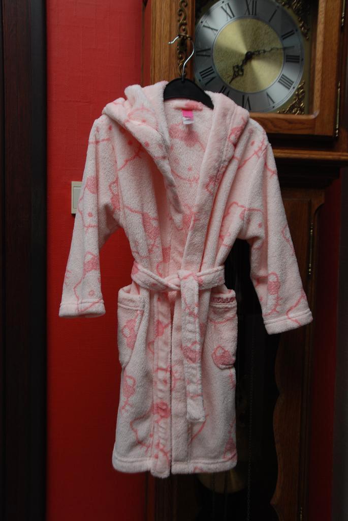 Mooie badjas „Hello Kitty” roze lange mouwen T110/116cm TB, Kinderen en Baby's, Kinderkleding | Maat 116, Zo goed als nieuw, Meisje