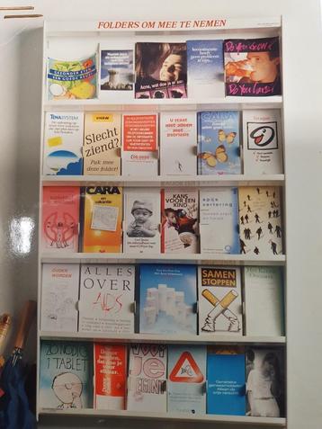 Display voor folders muurbevestiging; ideaal voor wachtzaal beschikbaar voor biedingen