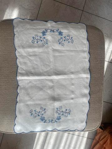 Vintage tafelloper beschikbaar voor biedingen