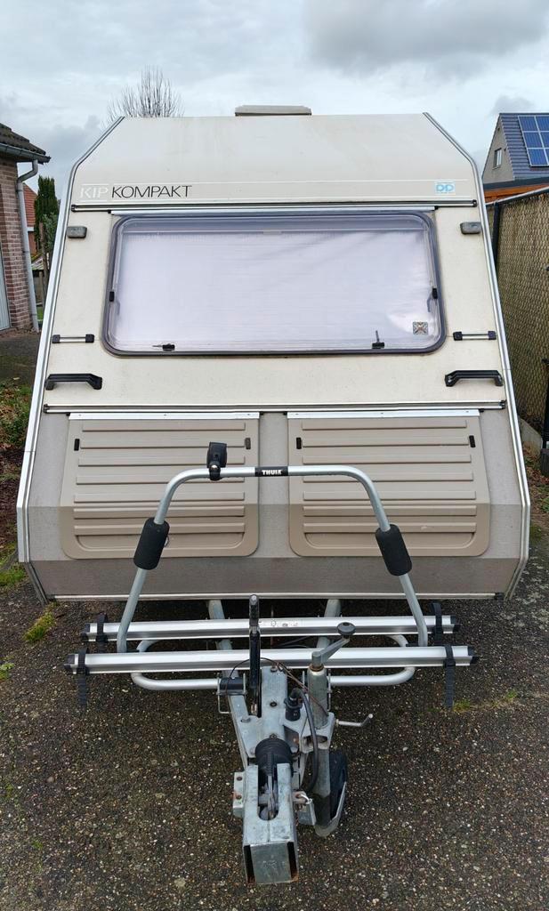 Caravane Kip 528 kg+auvent+porte-vélos Thule Prêt pour une u, Caravanes & Camping, Caravanes, Particulier, jusqu'à 3, jusqu'à 500 kg