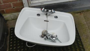 Lavabo avec mitigeur, flexibles et siphon ( Marcinelle) 