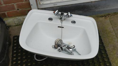 Lavabo avec mitigeur, flexibles et siphon ( Marcinelle), Bricolage & Construction, Sanitaire, Utilisé, Lavabo, Enlèvement