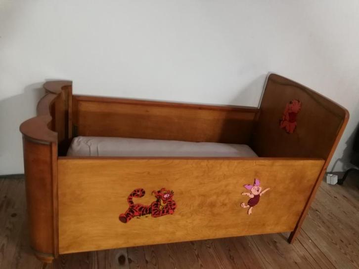 Lit bébé en bois Design Winnie l'ourson Porcinet 1950-1960, Kinderen en Baby's, Babywiegjes en Ledikanten, Nieuw, Ledikant, Ophalen