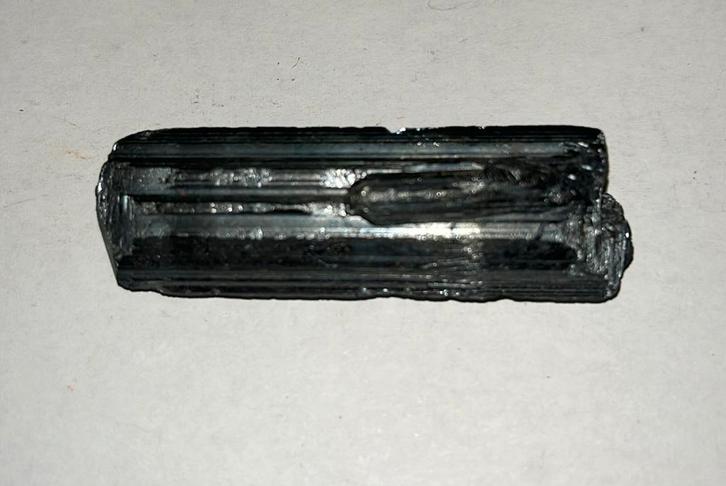 Antimoniet (stibniet) - 28gram - 58mm x 19mm x 11mm, Verzamelen, Mineralen en Fossielen, Mineraal, Ophalen of Verzenden