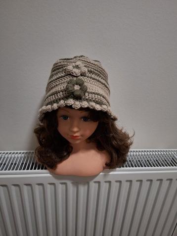 Leuke unieke meisjes muts gehaakt  beschikbaar voor biedingen