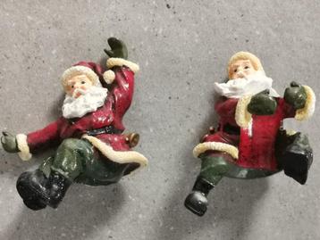 2 kerstmannen met rode kleding om rond plant te hangen beschikbaar voor biedingen