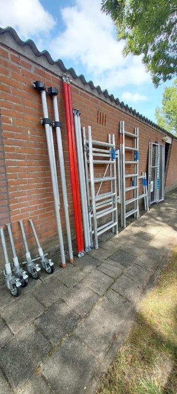 steiger--nieuwstaat--zeer uitgebreid om veilig te werken-- beschikbaar voor biedingen