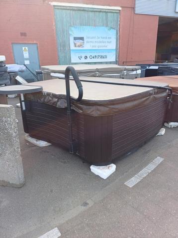 Jacuzzi gratis geleverd geplaatst  beschikbaar voor biedingen
