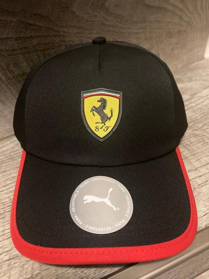 Ferrari pet Sainz Leclerc Formule 1 gebogen klep cap Zwart, Verzamelen, Automerken, Motoren en Formule 1, Nieuw, Formule 1, Ophalen of Verzenden