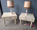 Paires de tables basses et luminaires.