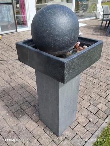 Granieten decoratieve bolfontein van 110 cm met kleine pomp  beschikbaar voor biedingen