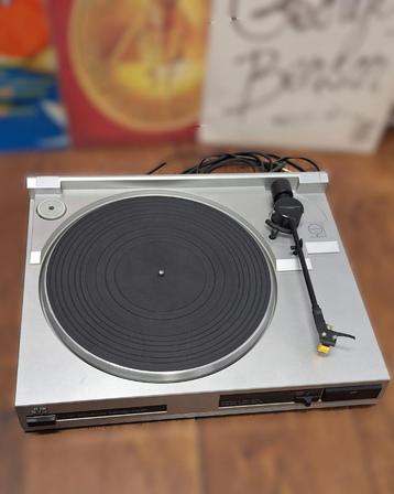 JVC platenspeler met versterker beschikbaar voor biedingen