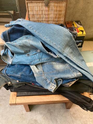 Pakket dames jeansjasjes beschikbaar voor biedingen