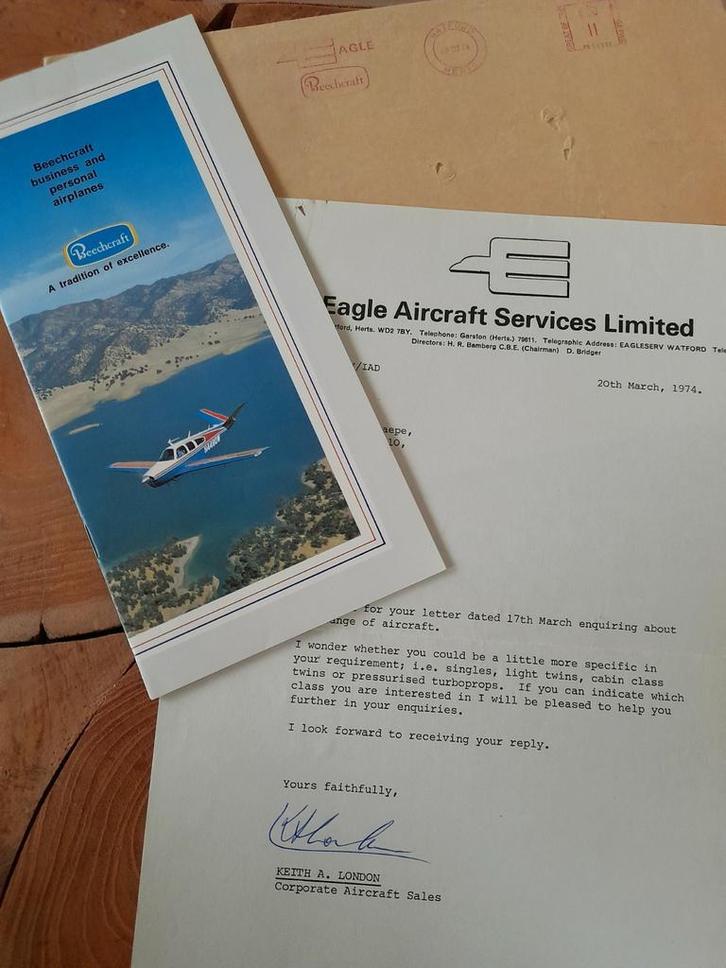 Folder Beechcraft Eagle met brief 1974, Verzamelen, Luchtvaart en Vliegtuigspotten, Ophalen of Verzenden