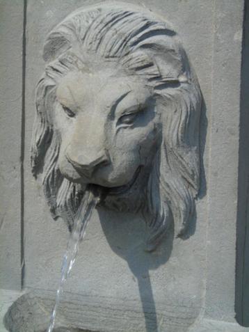 Fontein in reliëf met leeuwenkop + wasbak in blauwe steen beschikbaar voor biedingen