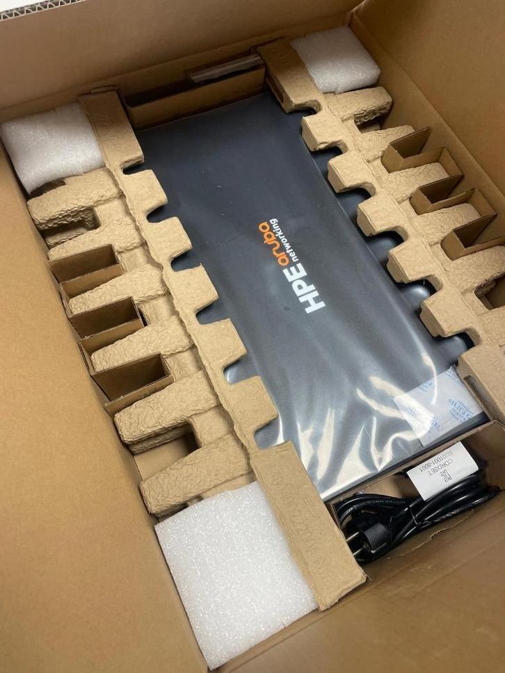 HPE Aruba R8N87A – 24-poorts PoE+ Managed Switch nieuw, Computers en Software, Netwerk switches, Nieuw, Ophalen