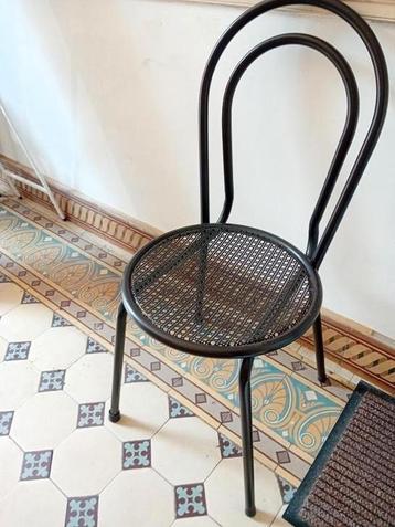 Stevige stoelen beschikbaar voor biedingen