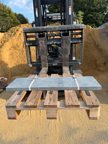 Voorraadafbouw — Drempel in blauwe steen beschikbaar voor biedingen