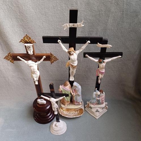 4 Hout, Metaal, Porselein 1850-1900 porseleinen kruisbeelden, Antiek en Kunst, Antiek | Religieuze voorwerpen, Ophalen of Verzenden