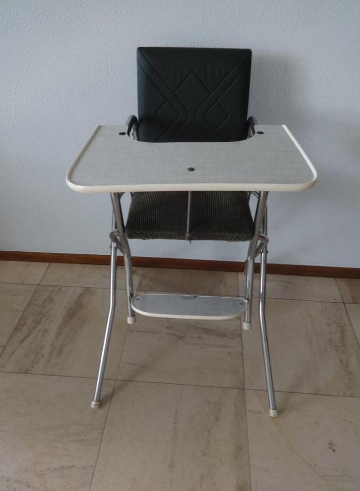 Hoge vintage/retro kinderstoel., Kinderen en Baby's, Kinderstoelen, Gebruikt, Overige typen, Aanschuifbaar, Afneembaar eetblad