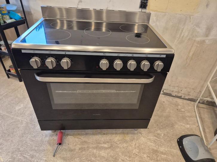 Cuisinière vitrocéramique VALBERG, Elektronische apparatuur, Fornuizen, Gebruikt, Tussenbouw, Inductie, 3 kookzones of minder