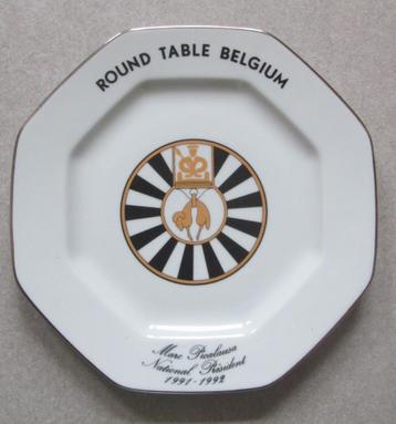 Bord van de vereniging 'Round Table Belgium' beschikbaar voor biedingen