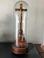 Oud antiek houten kruisbeeld met relikwie onder stolp, Ophalen