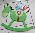 Houten paardje voor tegen de muur, Ophalen