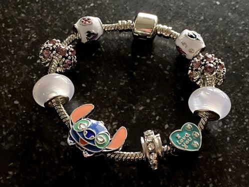 Magnifique bracelet avec Lilo et Stitch, NEUF, Bijoux, Sacs & Beauté, Bracelets, Neuf, Argent, Avec bracelets à breloques ou perles